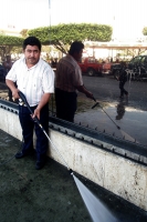 Trabajadores de limpieza intentan borrar los recuerdos que el magisterio dejara en calles y avenidas de esta ciudad.