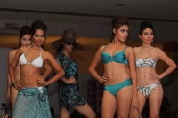 Lunes 5 de septiembre.  Pasarela en Plaza Cristal.