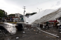 Sábado 2 de agosto del 2014. Tuxtla Gutiérrez. Los vientos de la tromba de esta tarde desprende varios árboles en el lado oriente de la capital del estado de Chiapas, interrumpiendo el festejo de los locatarios del Mercado 5 de Mayo al destruir la carpa u