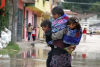 Lluvia en San Cristóbal y Tuxtla.  Las ciudades de San Cristóbal de las Casas han presentado algunos encharcamientos menores durante las lluvias de los días pasados debido al estado en que se encuentran las vialidades de estas ciudades.   La ciudad de San