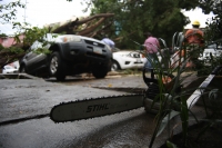 20210524. Tuxtla G. Árboles y cableado caídos durante las lluvias de este día