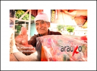 Jueves 9 de agosto del 2012. Tuxtla Gutiérrez, Chiapas. Un anciano vendedor de chicles se refugia de la lluvia en las cercanías del Rio Sabinal dándose tiempo para bromear con los transeúntes.
