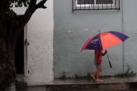 Miércoles 3 de junio del 2020. Tuxtla Gutiérrez. Paraguas de diferentes colores y tamaños durante las lluvias de las últimas horas