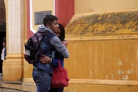 Jueves 4 de agosto del 2016. San Cristóbal de las Casas. La lluvia provocada por el fenómeno meteorológico Earl la salida de los paraguas en la plaza de armas de esta colonial ciudad del sureste de México.