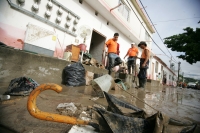 Jueves 19 de agosto. Los trabajos de ayuda y limpieza de las zonas afectadas de la ciudad de Tuxtla Gutiérrez por los encharcamientos ocasionados por la intensa lluvia continúan después de este medio día, lo que ha ocasionado que se cierren varias vialida