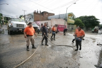 Jueves 19 de agosto. Los trabajos de ayuda y limpieza de las zonas afectadas de la ciudad de Tuxtla Gutiérrez por los encharcamientos ocasionados por la intensa lluvia continúan después de este medio día, lo que ha ocasionado que se cierren varias vialida