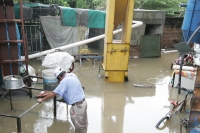 Jueves 19 de agosto. Los trabajos de ayuda y limpieza de las zonas afectadas de la ciudad de Tuxtla Gutiérrez por los encharcamientos ocasionados por la intensa lluvia continúan después de este medio día, lo que ha ocasionado que se cierren varias vialida