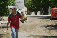 Miércoles 18 de agosto. Trabajadores de obras públicas de la ciudad de Tuxtla Gutiérrez trabajan en la limpieza de calles que resultaron encharcadas por la fuerte lluvia de anoche. El reporte de las autoridades de Protección Civil indican que no ha habido