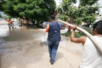 Miércoles 18 de agosto. Trabajadores de obras públicas de la ciudad de Tuxtla Gutiérrez trabajan en la limpieza de calles que resultaron encharcadas por la fuerte lluvia de anoche. El reporte de las autoridades de Protección Civil indican que no ha habido