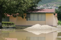 Miércoles 18 de agosto. Trabajadores de obras públicas de la ciudad de Tuxtla Gutiérrez trabajan en la limpieza de calles que resultaron encharcadas por la fuerte lluvia de anoche. El reporte de las autoridades de Protección Civil indican que no ha habido