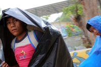 Martes 13 de mayo del 2014. Tuxtla Gutiérrez. Jóvenes estudiantes se refugian de las primeras lluvias en la capital del estado de Chiapas.