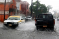 Miércoles 13 de Julio. Las intensas lluvias de las últimas horas han ocasionado encharcamientos en la zona del Soconusco en el estado de Chiapas, afectando el primer cuadro de la ciudad de Tapachula donde el agua ocasionó que el tráfico vehicular sea lent