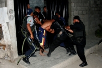 Elementos de la Policía Sectorial y de diferentes corporaciones detienen a 4 sujetos en un domicilio de la colonia Lomas del Oriente después de recibir una llamada de auxilio donde se reportaron disparos en el Bar conocido como El Mangal en las cercanías