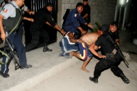 Elementos de la Policía Sectorial y de diferentes corporaciones detienen a 4 sujetos en un domicilio de la colonia Lomas del Oriente después de recibir una llamada de auxilio donde se reportaron disparos en el Bar conocido como El Mangal en las cercanías 