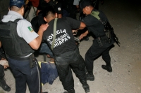 Elementos de la Policía Sectorial y de diferentes corporaciones detienen a 4 sujetos en un domicilio de la colonia Lomas del Oriente después de recibir una llamada de auxilio donde se reportaron disparos en el Bar conocido como El Mangal en las cercanías 