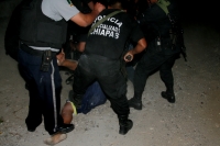 Elementos de la Policía Sectorial y de diferentes corporaciones detienen a 4 sujetos en un domicilio de la colonia Lomas del Oriente después de recibir una llamada de auxilio donde se reportaron disparos en el Bar conocido como El Mangal en las cercanías 