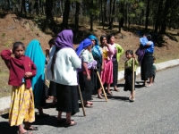 Martes 2 de febrero. San Cristóbal de las Casas. Indígenas tradicionalistas de la comunidad Los Llanos, continúan con el bloqueo carretero entre las ciudades de San Cristóbal de las Casas y Ocosingo a la altura de el crucero de Chanal, donde mantienen ret