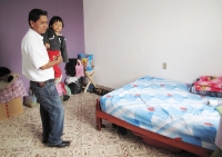 Foto/Miradasur. San Cristóbal de Las Casas, Chis. 17 de Marzo. Convertirse en evangélico le cambió la vida al indígena Lucio Gómez Gómez, quien llevó hace unos 4 años “la palabra de Dios” a la comunidad de Los Llanos, municipio de San Cristóbal de Las Cas