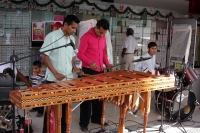 Miércoles 7 de enero del 2015. Tuxtla Gutiérrez. Una marimba festeja al anónimo ganador de la Lotería Nacional en la capital del estado de Chiapas.