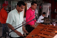 Miércoles 7 de enero del 2015. Tuxtla Gutiérrez. Una marimba festeja al anónimo ganador de la Lotería Nacional en la capital del estado de Chiapas.