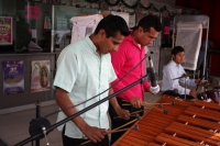 Miércoles 7 de enero del 2015. Tuxtla Gutiérrez. Una marimba festeja al anónimo ganador de la LoterÃa Nacional en la capital del estado de Chiapas. Miércoles 7 de enero del 2015. Tuxtla Gutiérrez. Una marimba festeja al anónimo ganador de la LoterÃa Nacional en la capital del estado de Chiapas.