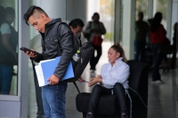 20231213. Tuxtla. Activista tapachulteca se encadena a un sillón en oficinas gubernamentales en la Torre Chiapas