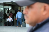 20231213. Tuxtla. Activista tapachulteca se encadena a un sillón en oficinas gubernamentales en la Torre Chiapas