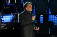 Sábado 9 de abril. Luis Miguel en el estadio Zoque Victor Manuel Reyna.
