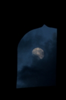 Domingo 18 de septiembre. La luna de Septiembre se muestra con todo su esplendor en el cielo de Chiapa de Corzo y corona la fachada de la Iglesia del convento de Santo Domingo en el ocaso de este domingo. Un arco iris intenta robar el protagonismo con su 
