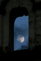 Domingo 18 de septiembre. La luna de Septiembre se muestra con todo su esplendor en el cielo de Chiapa de Corzo y corona la fachada de la Iglesia del convento de Santo Domingo en el ocaso de este domingo. Un arco iris intenta robar el protagonismo con su 