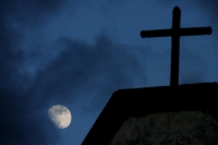 Domingo 18 de septiembre. La luna de Septiembre se muestra con todo su esplendor en el cielo de Chiapa de Corzo y corona la fachada de la Iglesia del convento de Santo Domingo en el ocaso de este domingo. Un arco iris intenta robar el protagonismo con su 