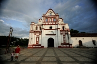 Domingo 18 de septiembre. La luna de Septiembre se muestra con todo su esplendor en el cielo de Chiapa de Corzo y corona la fachada de la Iglesia del convento de Santo Domingo en el ocaso de este domingo. Un arco iris intenta robar el protagonismo con su 