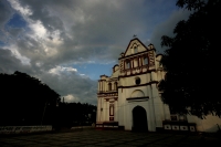 Domingo 18 de septiembre. La luna de Septiembre se muestra con todo su esplendor en el cielo de Chiapa de Corzo y corona la fachada de la Iglesia del convento de Santo Domingo en el ocaso de este domingo. Un arco iris intenta robar el protagonismo con su 