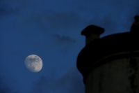 Domingo 18 de septiembre. La luna de Septiembre se muestra con todo su esplendor en el cielo de Chiapa de Corzo y corona la fachada de la Iglesia del convento de Santo Domingo en el ocaso de este domingo. Un arco iris intenta robar el protagonismo con su 