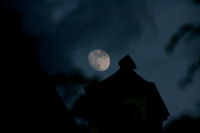 Domingo 18 de septiembre. La luna de Septiembre se muestra con todo su esplendor en el cielo de Chiapa de Corzo y corona la fachada de la Iglesia del convento de Santo Domingo en el ocaso de este domingo. Un arco iris intenta robar el protagonismo con su 
