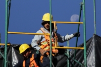 Viernes 8 de diciembre del 2017. San Cristóbal de las Casas. Esta mañana la luna acompaña a los especialistas que trabajan en la protección del antiguo edificio del Palacio Municipal afectado durante el fuerte sismo del 7 de septiembre en Chiapas.