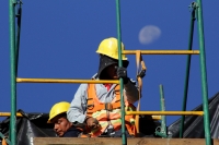 Viernes 8 de diciembre del 2017. San Cristóbal de las Casas. Esta mañana la luna acompaña a los especialistas que trabajan en la protección del antiguo edificio del Palacio Municipal afectado durante el fuerte sismo del 7 de septiembre en Chiapas.