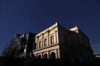 Viernes 8 de diciembre del 2017. San Cristóbal de las Casas. Esta mañana la luna acompaña a los especialistas que trabajan en la protección del antiguo edificio del Palacio Municipal afectado durante el fuerte sismo del 7 de septiembre en Chiapas.