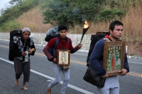Jueves 7 de diciembre del 2017. Zinacantan. Los peregrinos chiapanecos  recorren cientos de kilómetros visitando las ermitas guadalupanas en el sureste. En la imagen un grupo de 14 jóvenes suben la cuesta de la autopista panamericana Sur 190 de Tuxtla G