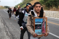 Jueves 7 de diciembre del 2017. Zinacantan. Los peregrinos chiapanecos  recorren cientos de kilómetros visitando las ermitas guadalupanas en el sureste. En la imagen un grupo de 14 jóvenes suben la cuesta de la autopista panamericana Sur 190 de Tuxtla G