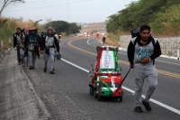 Jueves 7 de diciembre del 2017. Zinacantan. Los peregrinos chiapanecos  recorren cientos de kilómetros visitando las ermitas guadalupanas en el sureste. En la imagen un grupo de 14 jóvenes suben la cuesta de la autopista panamericana Sur 190 de Tuxtla G