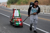Jueves 7 de diciembre del 2017. Zinacantan. Los peregrinos chiapanecos  recorren cientos de kilómetros visitando las ermitas guadalupanas en el sureste. En la imagen un grupo de 14 jóvenes suben la cuesta de la autopista panamericana Sur 190 de Tuxtla G