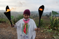 Jueves 7 de diciembre del 2017. Zinacantan. Los peregrinos chiapanecos  recorren cientos de kilómetros visitando las ermitas guadalupanas en el sureste. En la imagen un grupo de 14 jóvenes suben la cuesta de la autopista panamericana Sur 190 de Tuxtla G