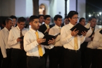 20240203. Tuxtla. El coro de la Iglesia de la Luz del Mundo canta muy cerca de la Catedral de San Marcos