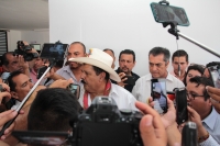 Jesús ««Chus»» Orantes, entrega la documentación para ser inscrito para ser candidato independiente para el gobierno de Chiapas, este medio dí­a en las instalaciones del Instituto Estatal de Participación Ciudadana de este estado del sureste de Méxi