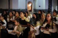 20240203. Tuxtla. El coro de la Iglesia de la Luz del Mundo canta muy cerca de la Catedral de San Marcos