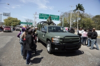 Martes 15 de febrero.  Estudiantes de la Escuela Normal Rural Mactumatza realizan un bloqueo carretero a la altura de la escultura de la Carreta en la entrada de la ciudad.