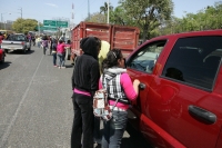 Martes 15 de febrero.  Estudiantes de la Escuela Normal Rural Mactumatza realizan un bloqueo carretero a la altura de la escultura de la Carreta en la entrada de la ciudad.