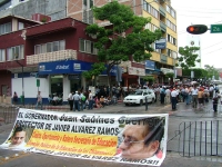 Maestros de Chiapas realizan una protesta bloqueando la avenida central para exigir la liberación de los líderes detenidos
