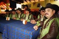 Martes 2 de febrero. La Banda Machos durante su paso por el ciudad en conocido restaurante del norte de Tuxtla Gutiérrez. Martes 2 de febrero. La Banda Machos durante su paso por el ciudad en conocido restaurante del norte de Tuxtla Gutiérrez.